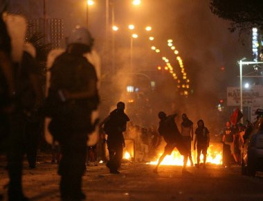 Συνεχίζονται τα επεισόδια: Αναρχικοί επιτέθηκαν έξω από τα γραφεία του ΠΑΣΟΚ - Υπάρχει τραυματίας